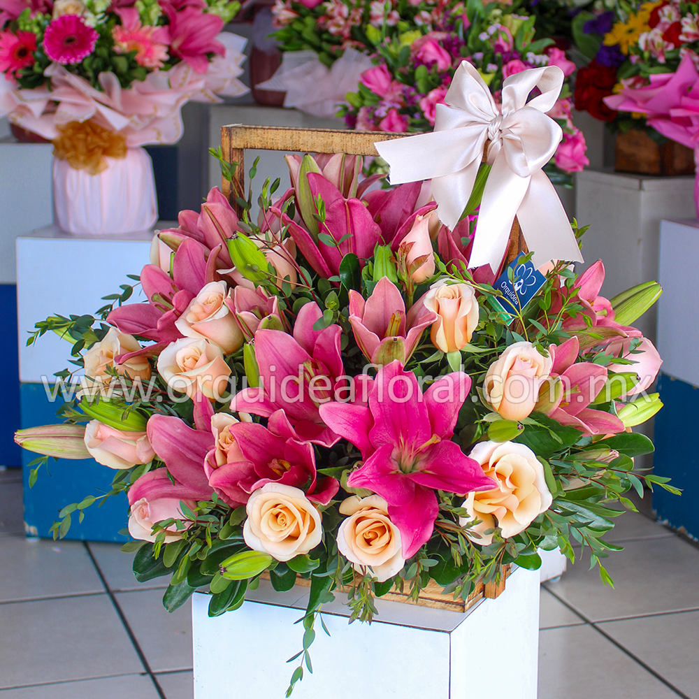 Canasta Rustica Rosas Beige & Lirios